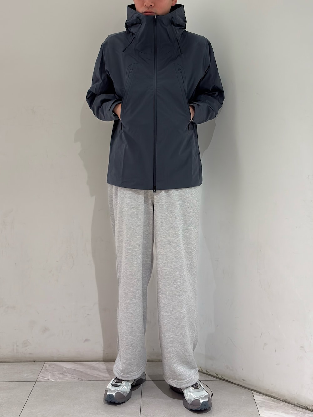 グレー系のマウンテンパーカー、グレー系のその他パンツ、シルバー系のスニーカーを着用したメンズの春コーディネートの2枚目の写真