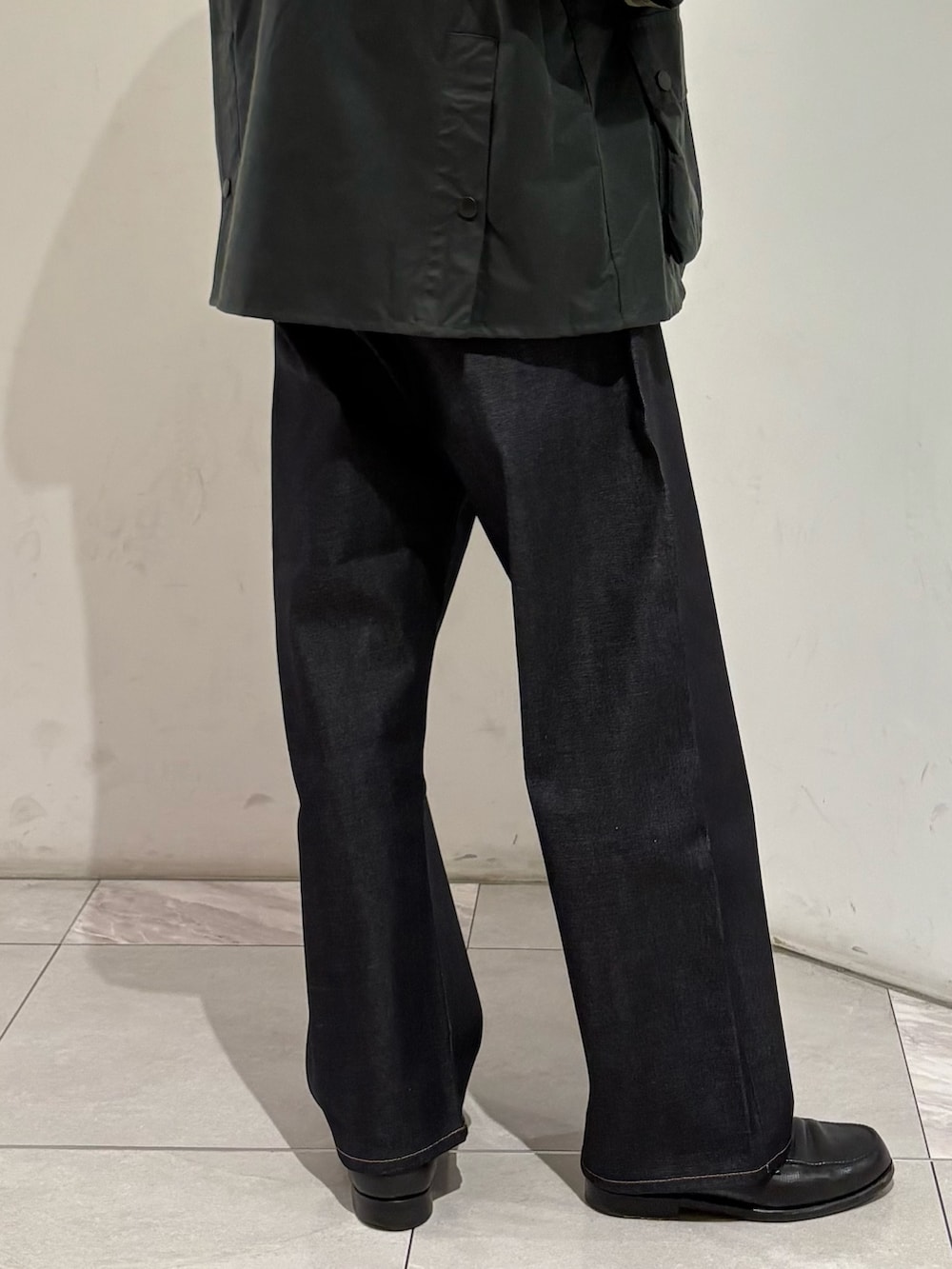 グリーン系のその他アウター、ブルー系のデニムパンツを着用したメンズの冬コーディネートの7枚目の写真