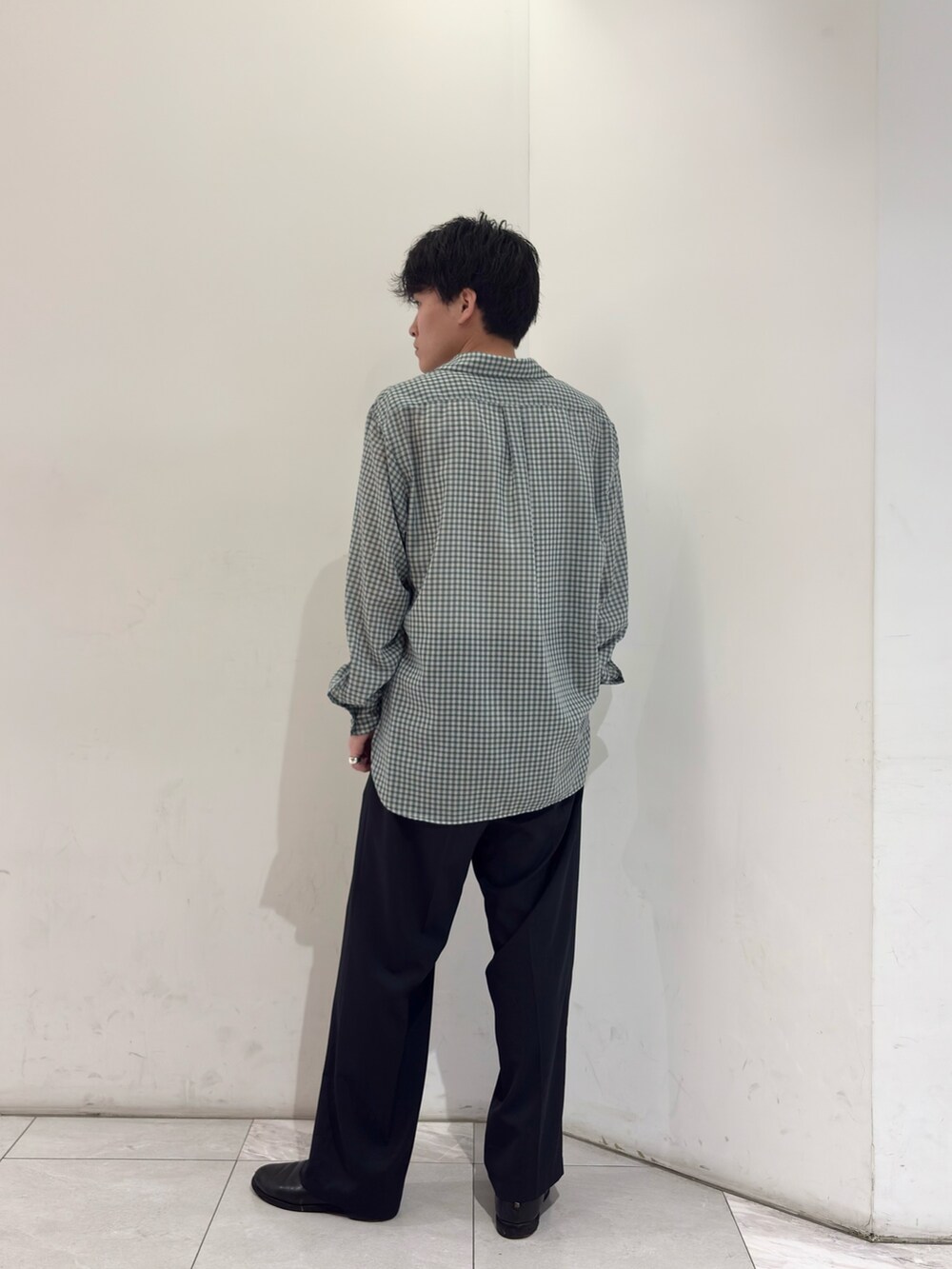 グリーン系のシャツ/ブラウス、ブルー系のその他パンツ、ブラック系のブーツを着用したメンズの春コーディネートの5枚目の写真