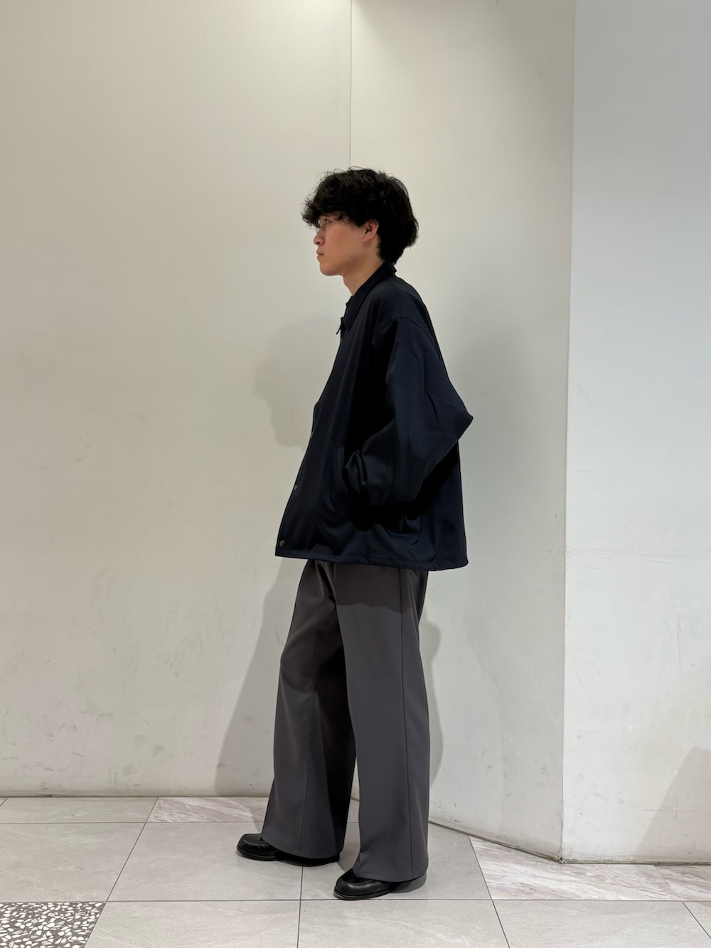 ブルー系のその他アウター、ブルー系のスウェット、グレー系のその他パンツを着用したメンズの冬コーディネートの5枚目の写真