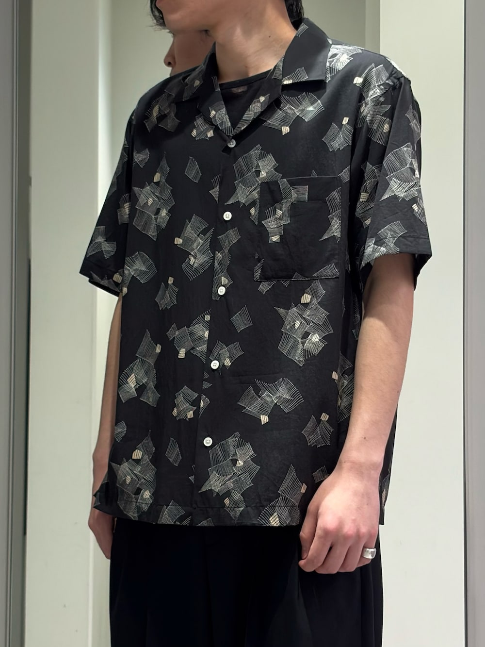 ブラック系のシャツ/ブラウス、ブラック系のTシャツ/カットソー、ブラック系のその他パンツを着用したメンズの春コーディネートの3枚目の写真