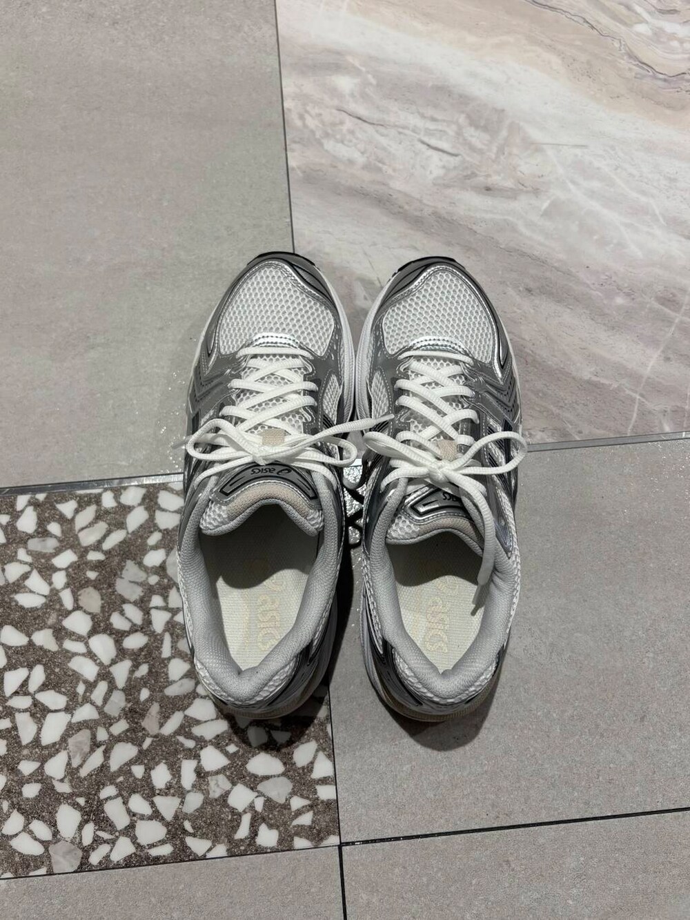 ブルー系のポロシャツ、ブルー系のその他パンツ、ホワイト系のスニーカーを着用したメンズの夏コーディネートの9枚目の写真