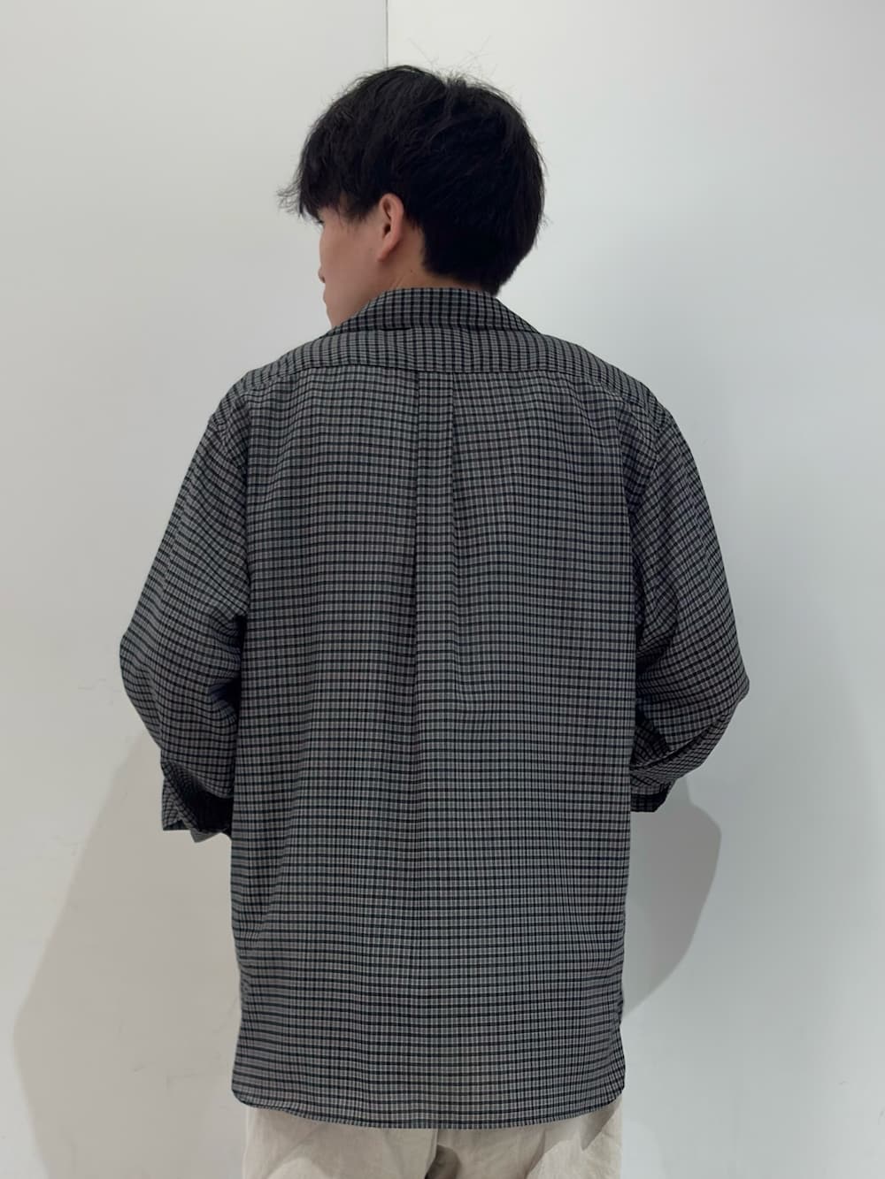 ブラック系のシャツ/ブラウス、ベージュ系のその他パンツ、ブラック系のブーツを着用したメンズの春コーディネートの5枚目の写真