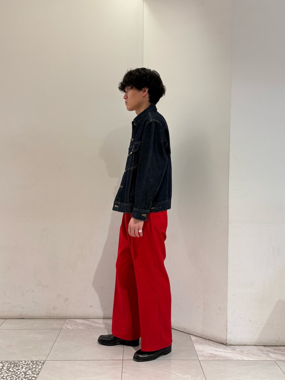 レッド系のその他パンツ、ブルー系のデニムジャケットを着用したメンズの冬コーディネートの4枚目の写真