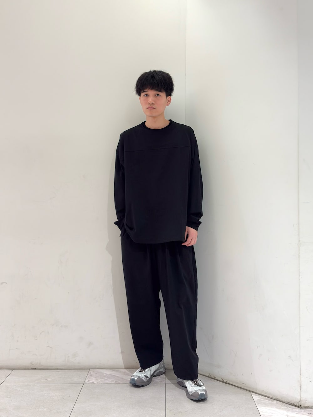 ブラック系のTシャツ/カットソー、ブラック系のその他パンツ、シルバー系のスニーカーを着用したメンズの春コーディネートの2枚目の写真