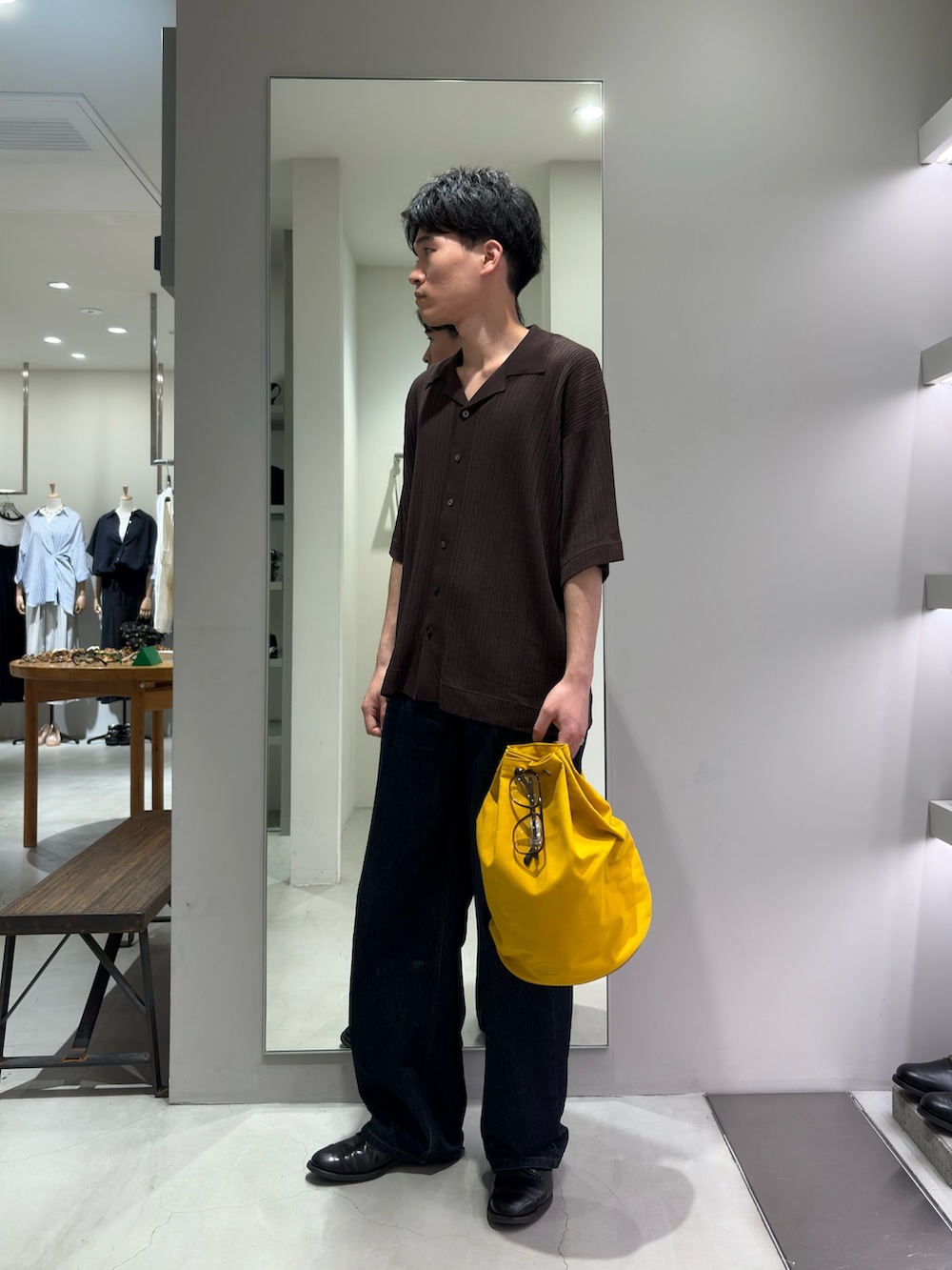 ブラウン系のシャツ/ブラウス、ブラック系のドレスシューズを着用したメンズの夏コーディネートの4枚目の写真