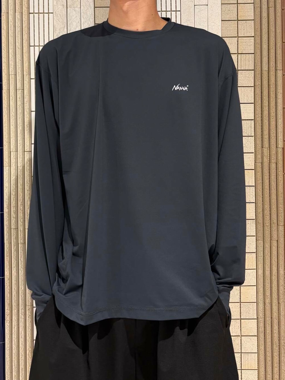 ブルー系のその他パンツ、ブラック系のショルダーバッグ、シルバー系のサンダルを着用したメンズの夏コーディネートの4枚目の写真