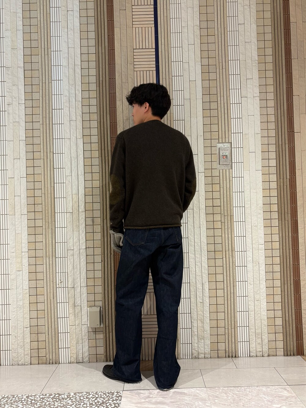 グレー系のニット/セーター、グレー系の手袋を着用したメンズの秋コーディネートの9枚目の写真