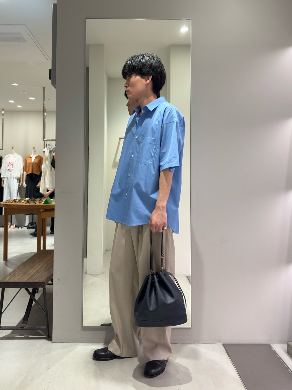 ブルー系のシャツ/ブラウス、ベージュ系のその他パンツを着用したメンズの夏コーディネートの4枚目の写真