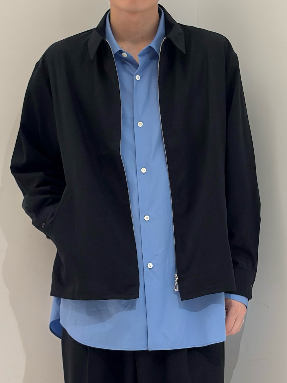 ブルー系のブルゾン、ブルー系のシャツ/ブラウス、ブルー系のその他パンツを着用したメンズの春コーディネートの3枚目の写真