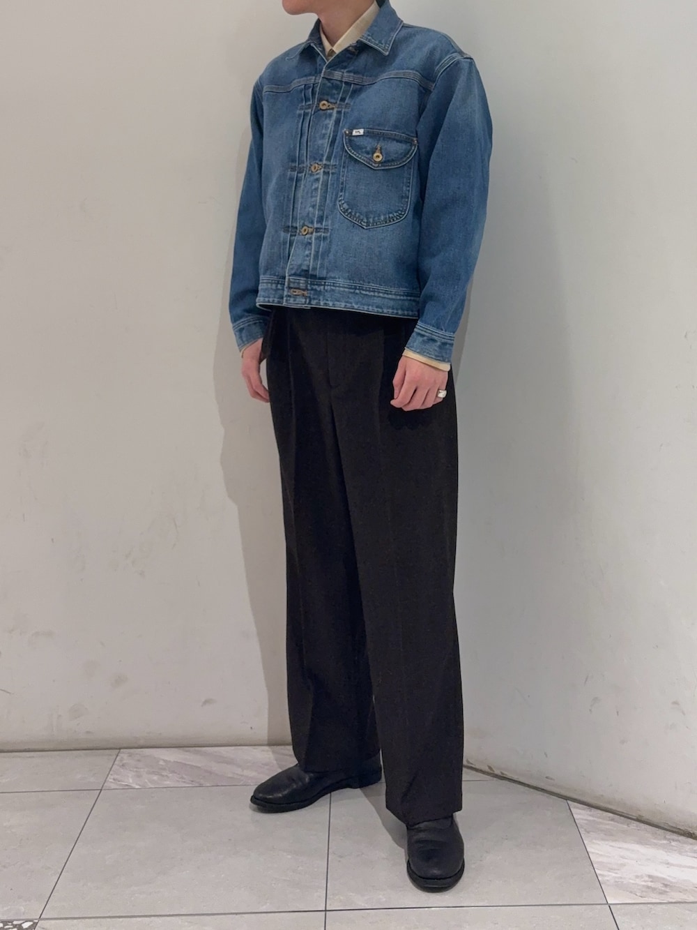 ブルー系のデニムジャケット、その他のシャツ/ブラウス、ブラウン系のその他パンツを着用したメンズの冬コーディネートの2枚目の写真