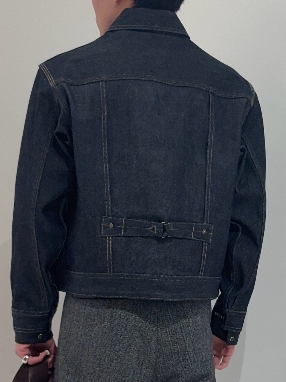 ブルー系のデニムジャケット、ブラック系のシャツ/ブラウス、グレー系のその他パンツを着用したメンズの冬コーディネートの7枚目の写真