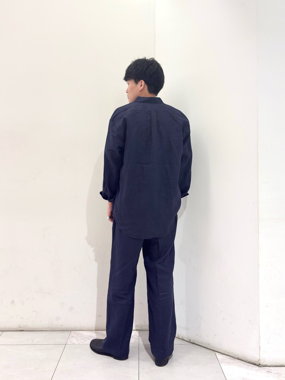 ブルー系のシャツ/ブラウス、ブルー系のその他パンツ、ブラック系のブーツを着用したメンズの春コーディネートの4枚目の写真