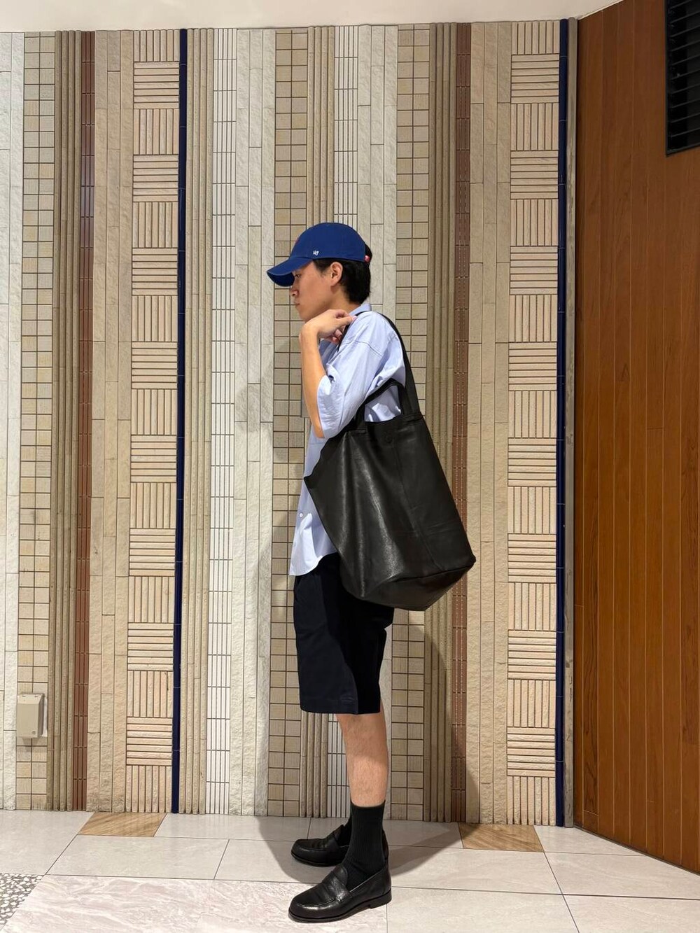 ブルー系のシャツ/ブラウス、ブルー系のその他パンツを着用したメンズの夏コーディネートの2枚目の写真