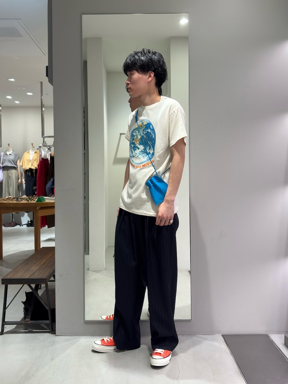 ホワイト系のTシャツ/カットソー、ブルー系のその他パンツ、オレンジ系のスニーカーを着用したメンズの夏コーディネートの4枚目の写真