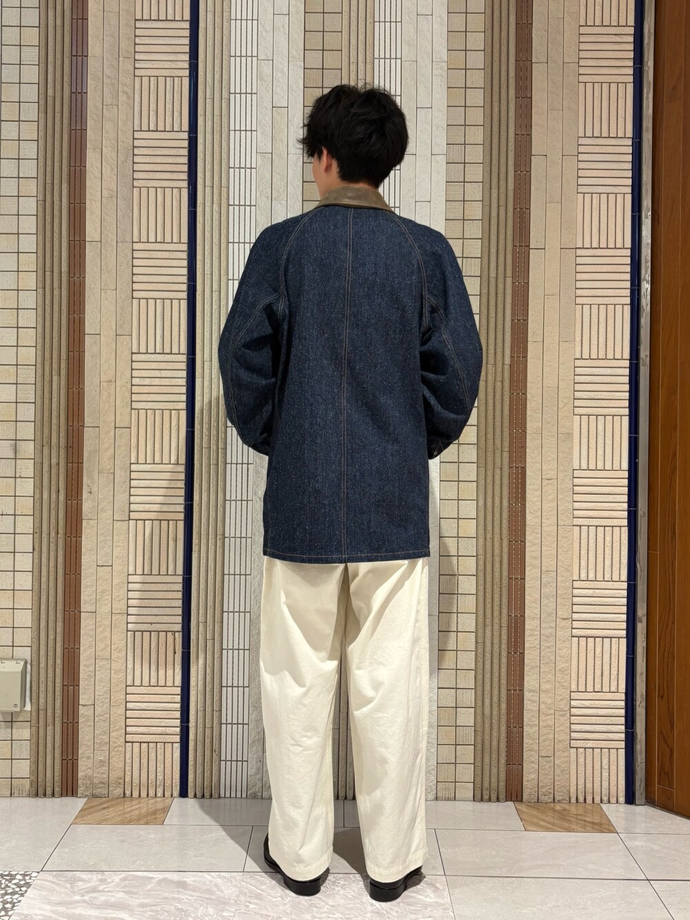 ブルー系のカバーオール、ホワイト系のその他パンツを着用したメンズの夏コーディネートの4枚目の写真