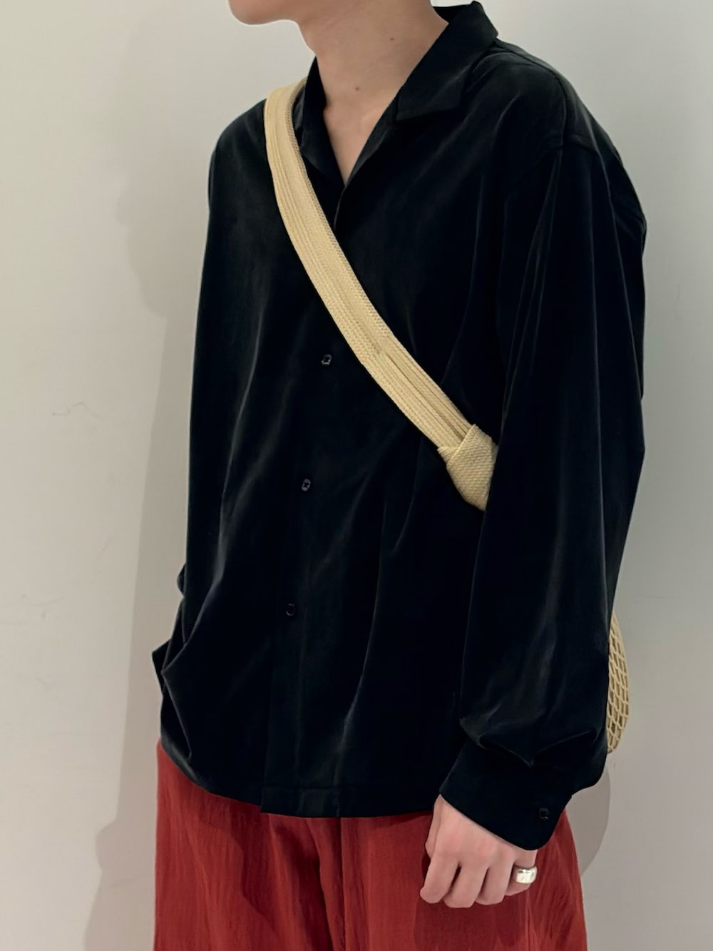 ブラック系のシャツ/ブラウス、ベージュ系のショルダーバッグ、ブラック系のブーツを着用したメンズの春コーディネートの3枚目の写真