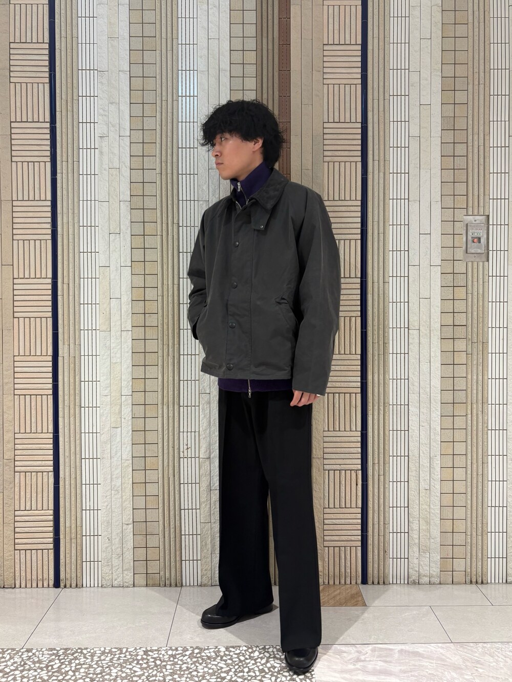 グレー系のその他アウター、ブラック系のその他パンツ、パープル系のテーラードジャケットを着用したメンズの秋コーディネートの2枚目の写真
