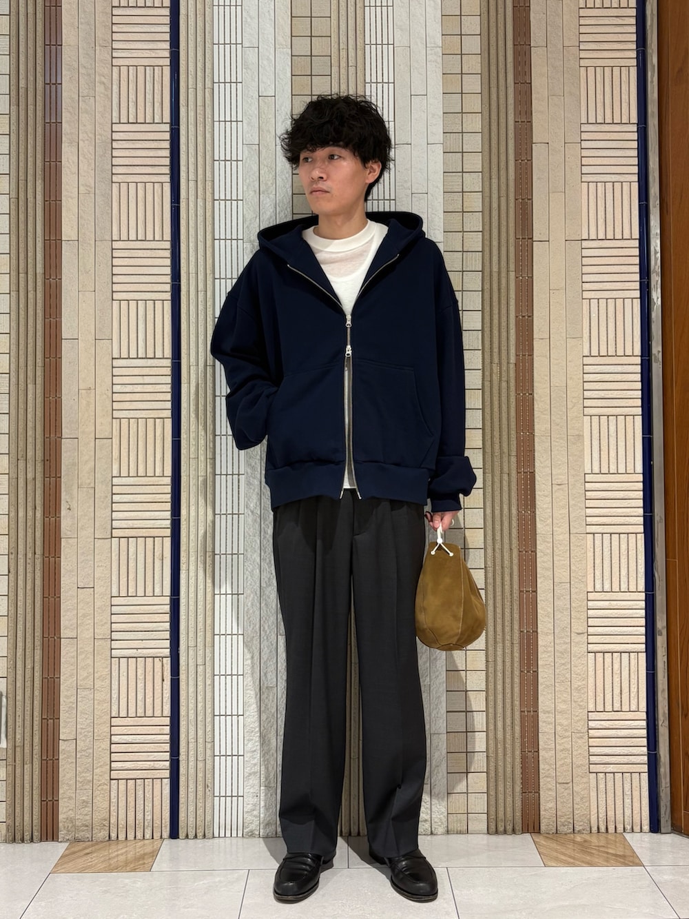 グレー系のその他パンツ、ブルー系のパーカー、ホワイト系のTシャツ/カットソーを着用したメンズの秋コーディネートの2枚目の写真