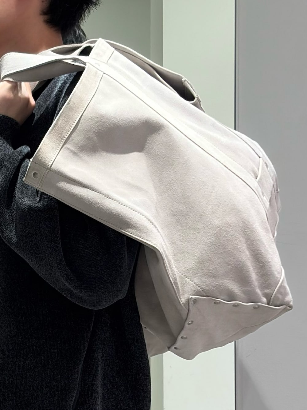 ホワイト系のトートバッグ、グレー系のカーディガン/ボレロ、ブラック系のその他パンツを着用したメンズの秋コーディネートの3枚目の写真