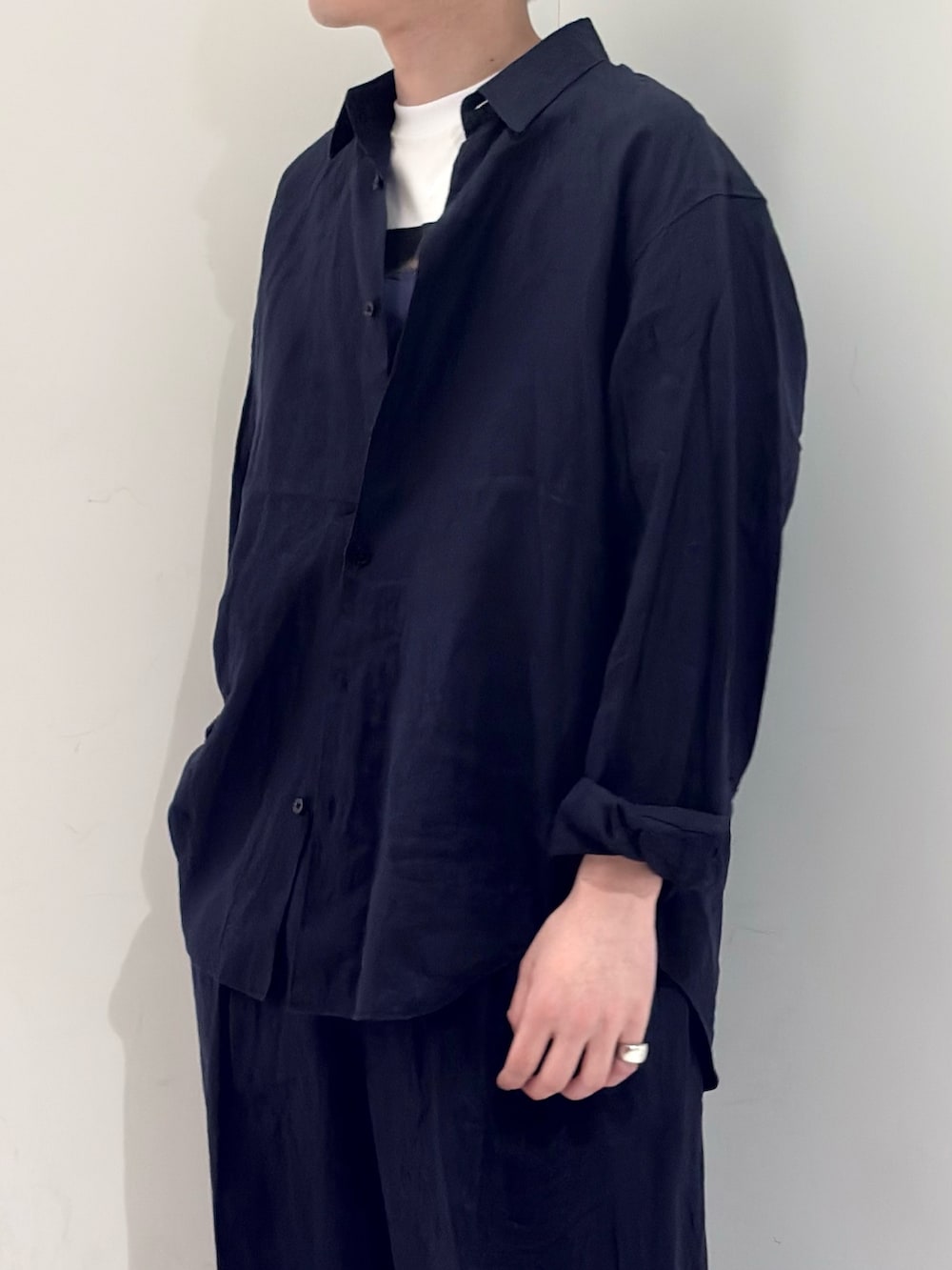 ブルー系のシャツ/ブラウス、ブルー系のその他パンツ、ブラック系のブーツを着用したメンズの春コーディネートの3枚目の写真