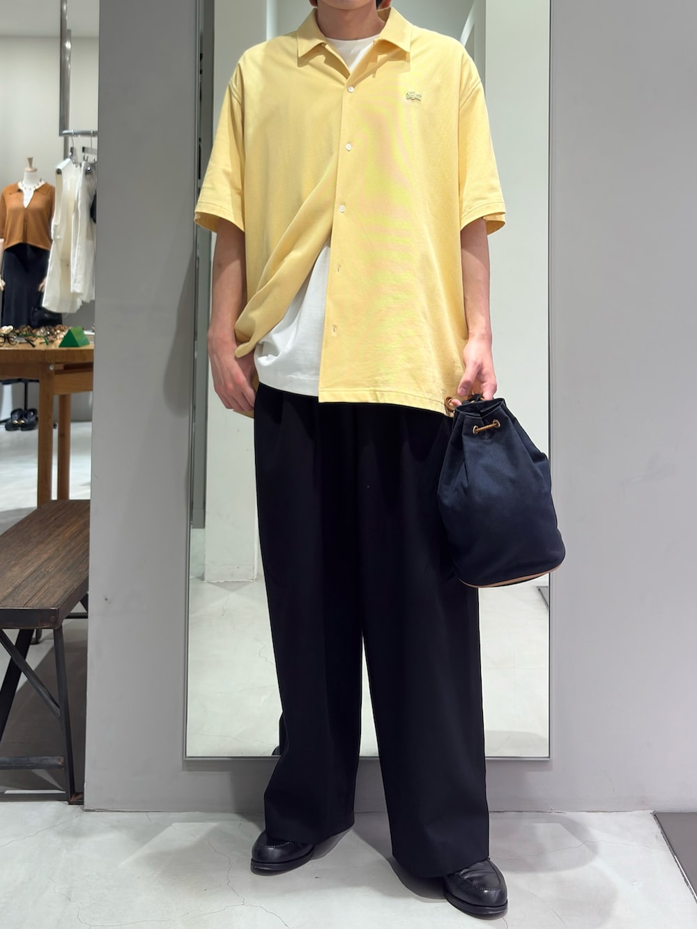 イエロー系のシャツ/ブラウス、ホワイト系のTシャツ/カットソー、その他のショルダーバッグを着用したメンズの夏コーディネートの2枚目の写真