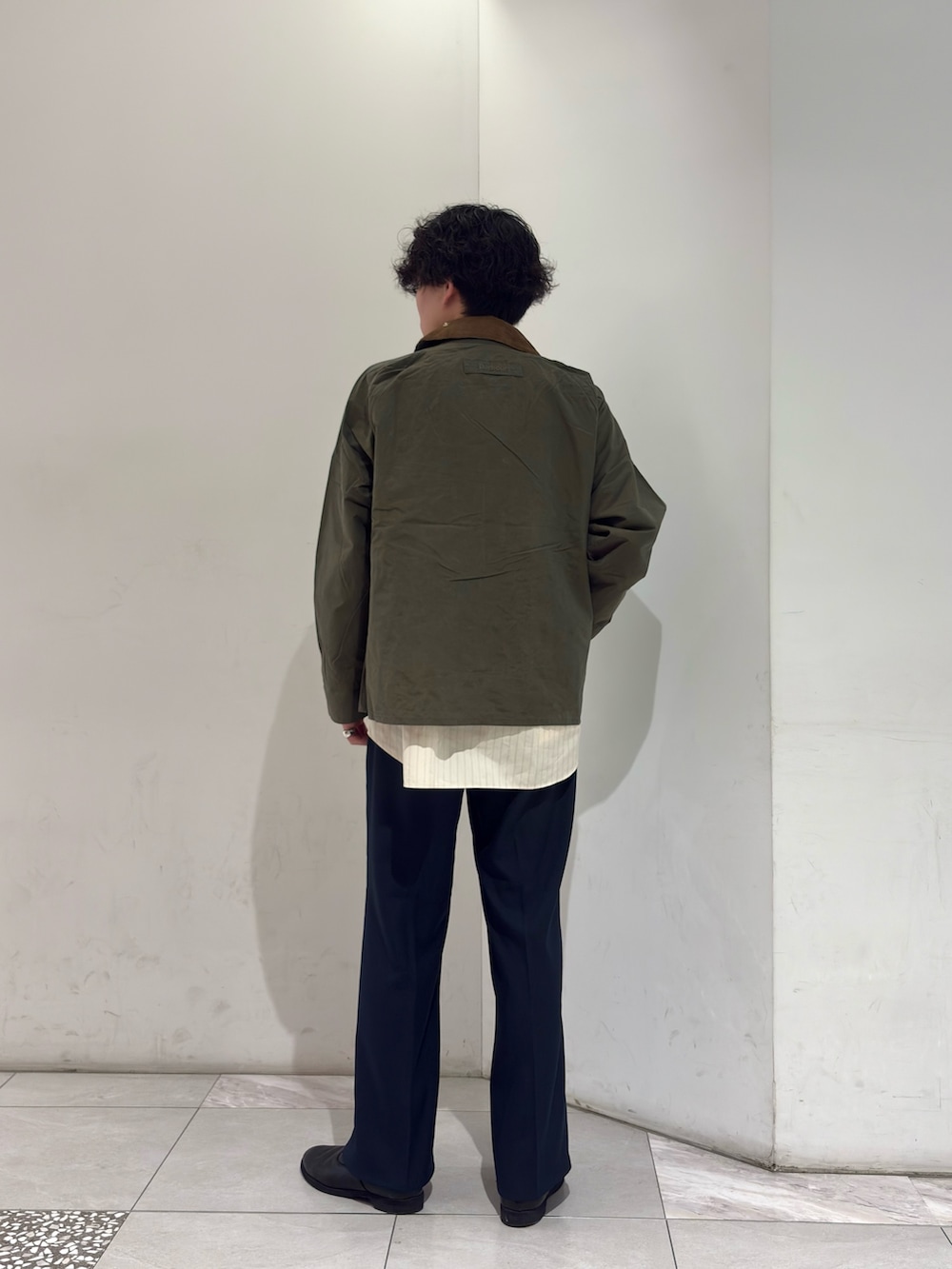 グリーン系のその他アウター、ホワイト系のシャツ/ブラウス、ブルー系のその他パンツを着用したメンズの春コーディネートの5枚目の写真