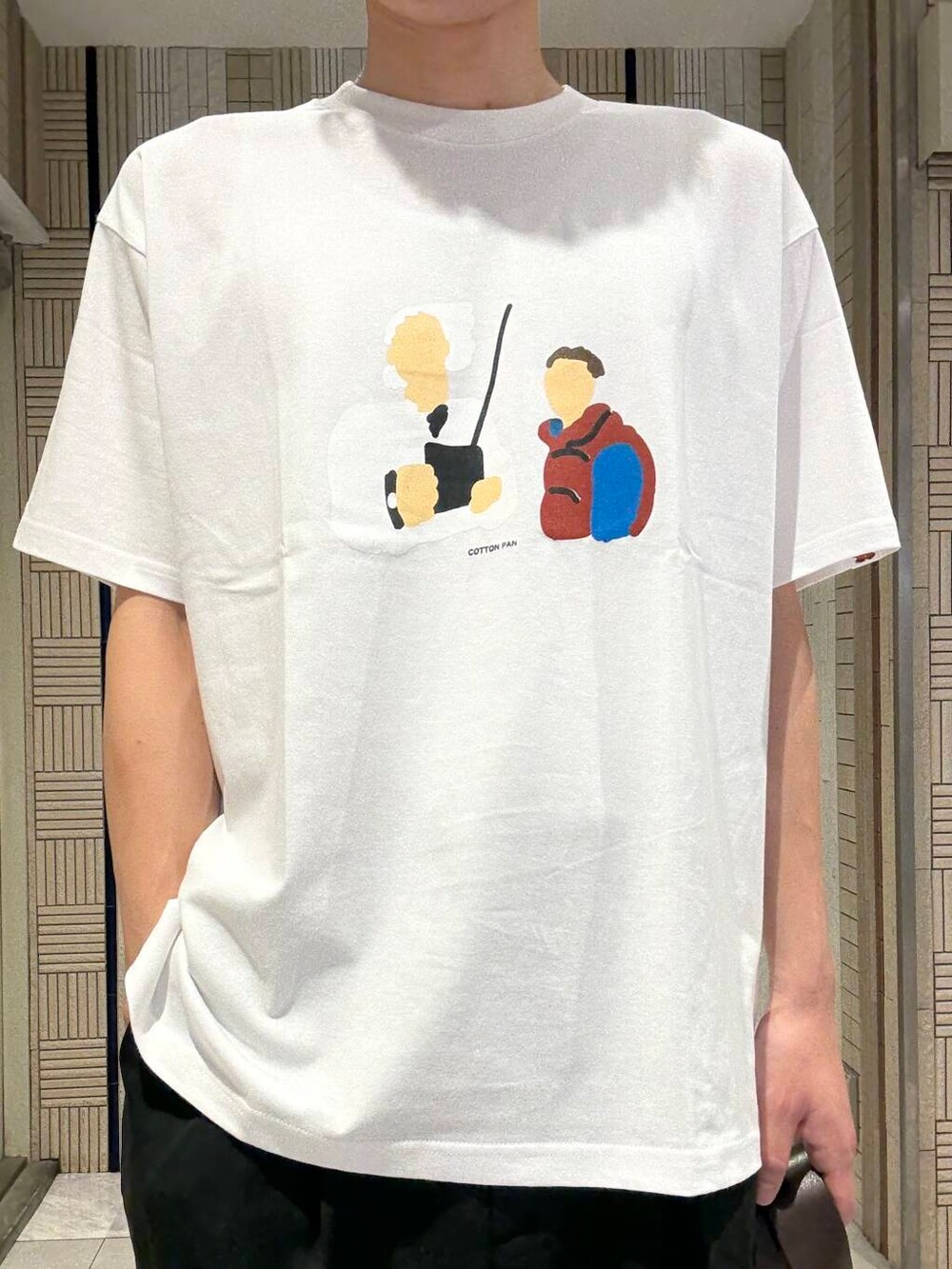 ブラック系のその他パンツ、ホワイト系のTシャツ/カットソーを着用したメンズの夏コーディネートの4枚目の写真