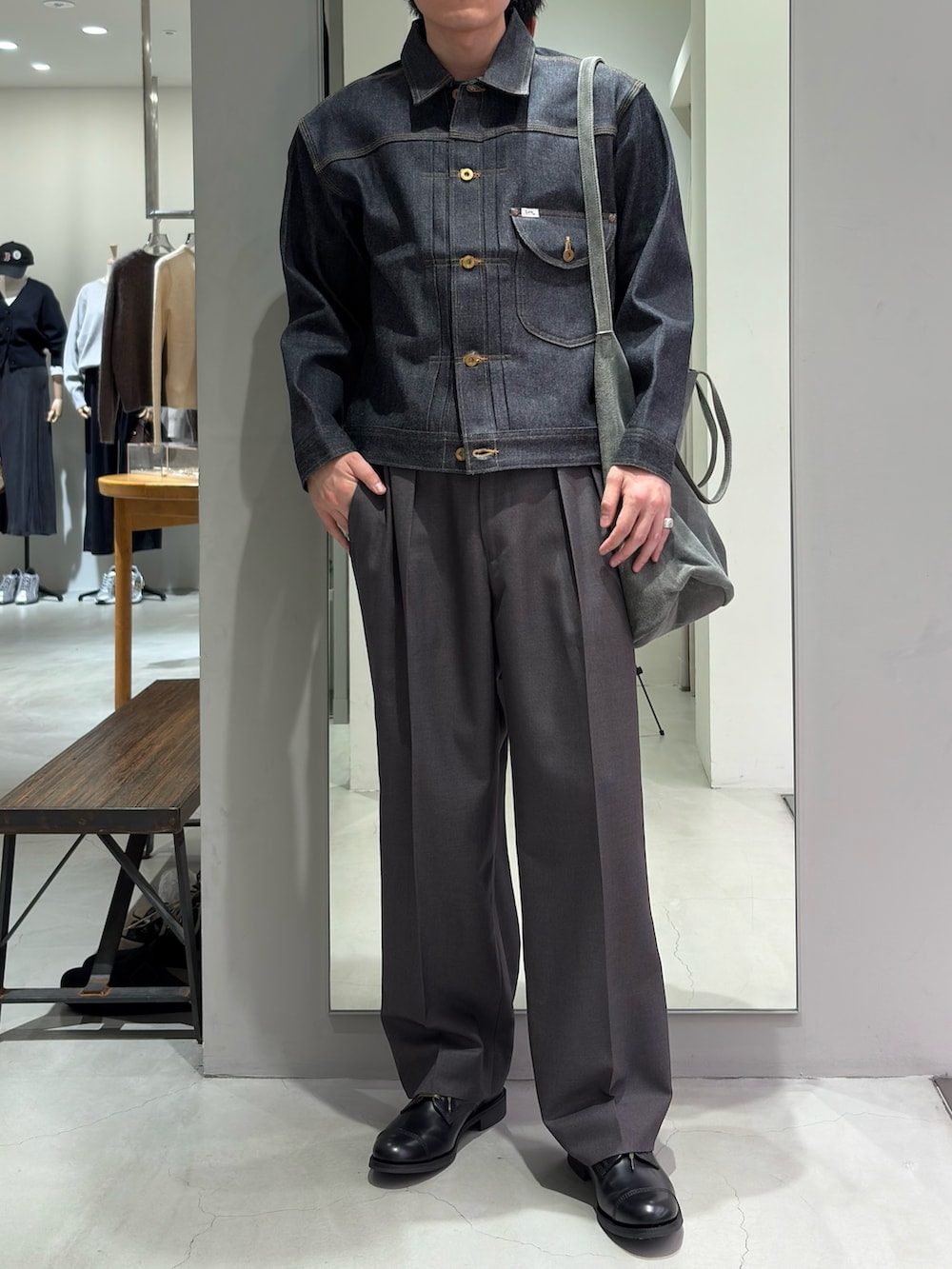 グレー系のその他パンツ、ブラック系のドレスシューズ、ブルー系のデニムジャケットを着用したメンズの秋コーディネートの2枚目の写真