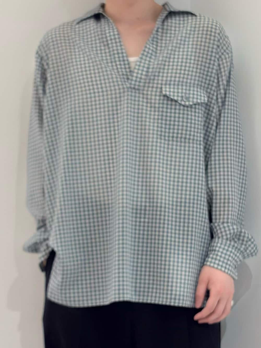 グリーン系のシャツ/ブラウス、ブルー系のその他パンツ、ブラック系のブーツを着用したメンズの春コーディネートの4枚目の写真