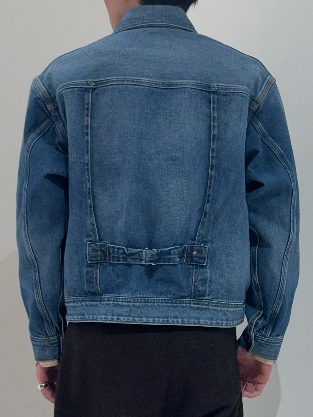 ブルー系のデニムジャケット、その他のシャツ/ブラウス、ブラウン系のその他パンツを着用したメンズの冬コーディネートの7枚目の写真