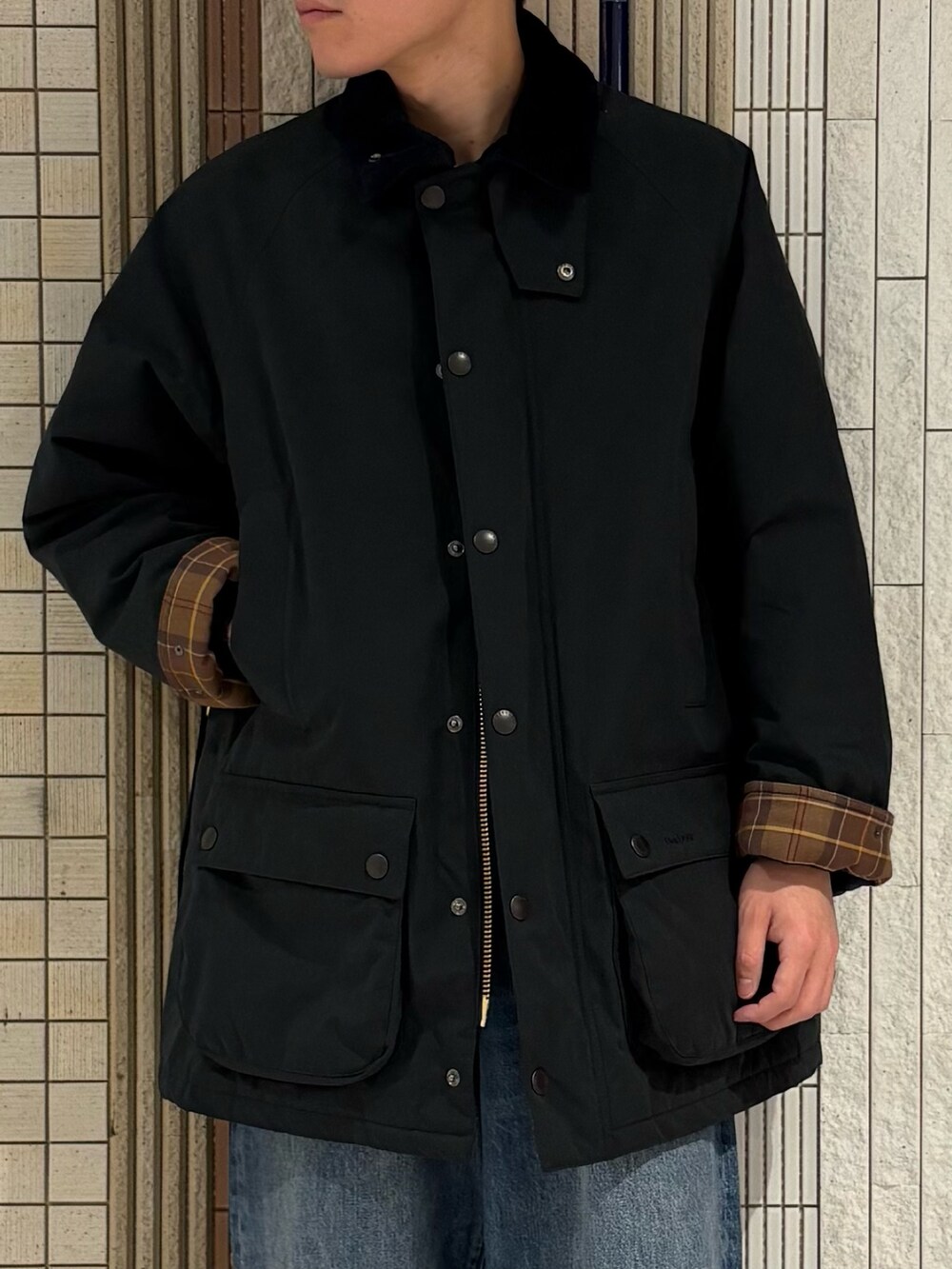 ブルー系のその他アウター、ブルー系のニット/セーター、ブルー系のデニムパンツを着用したメンズの秋コーディネートの3枚目の写真