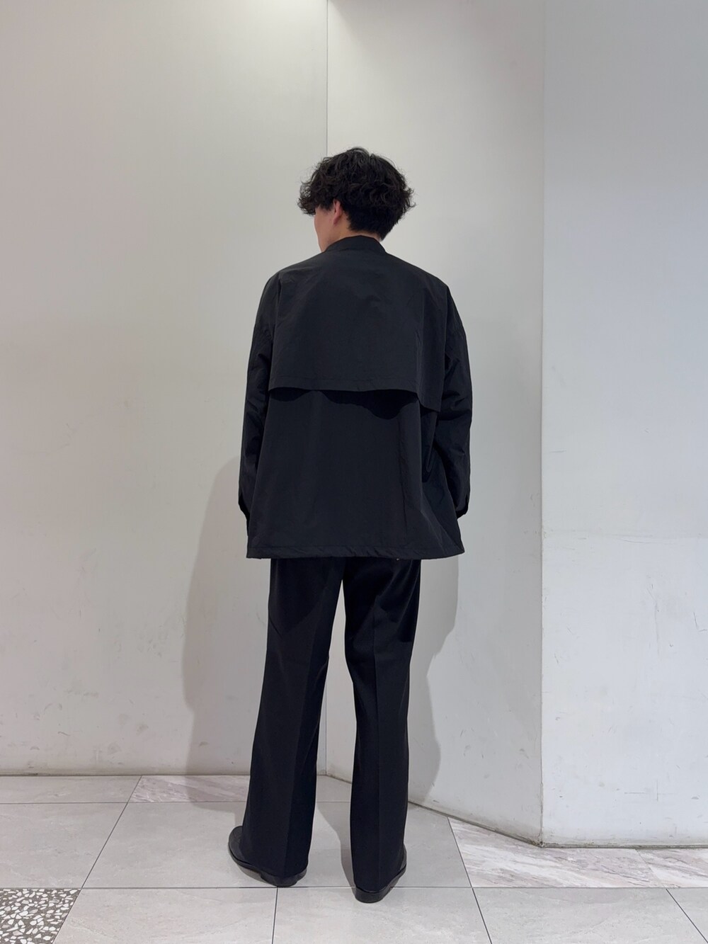 ブラック系のその他アウター、グレー系のニット/セーター、ブラック系のその他パンツを着用したメンズの冬コーディネートの5枚目の写真