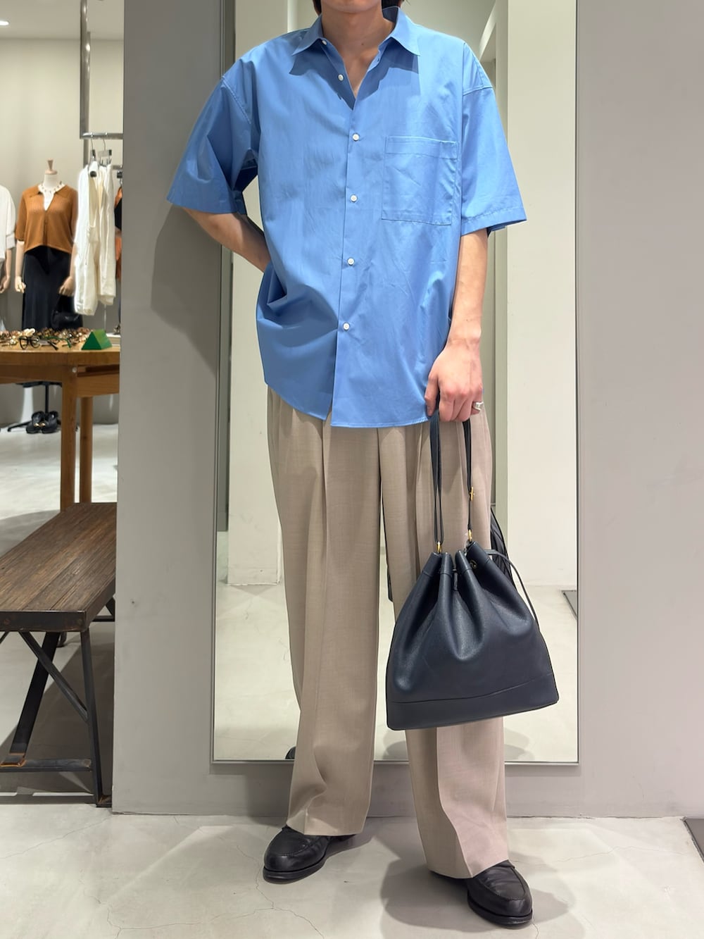 ブルー系のシャツ/ブラウス、ベージュ系のその他パンツを着用したメンズの夏コーディネートの2枚目の写真