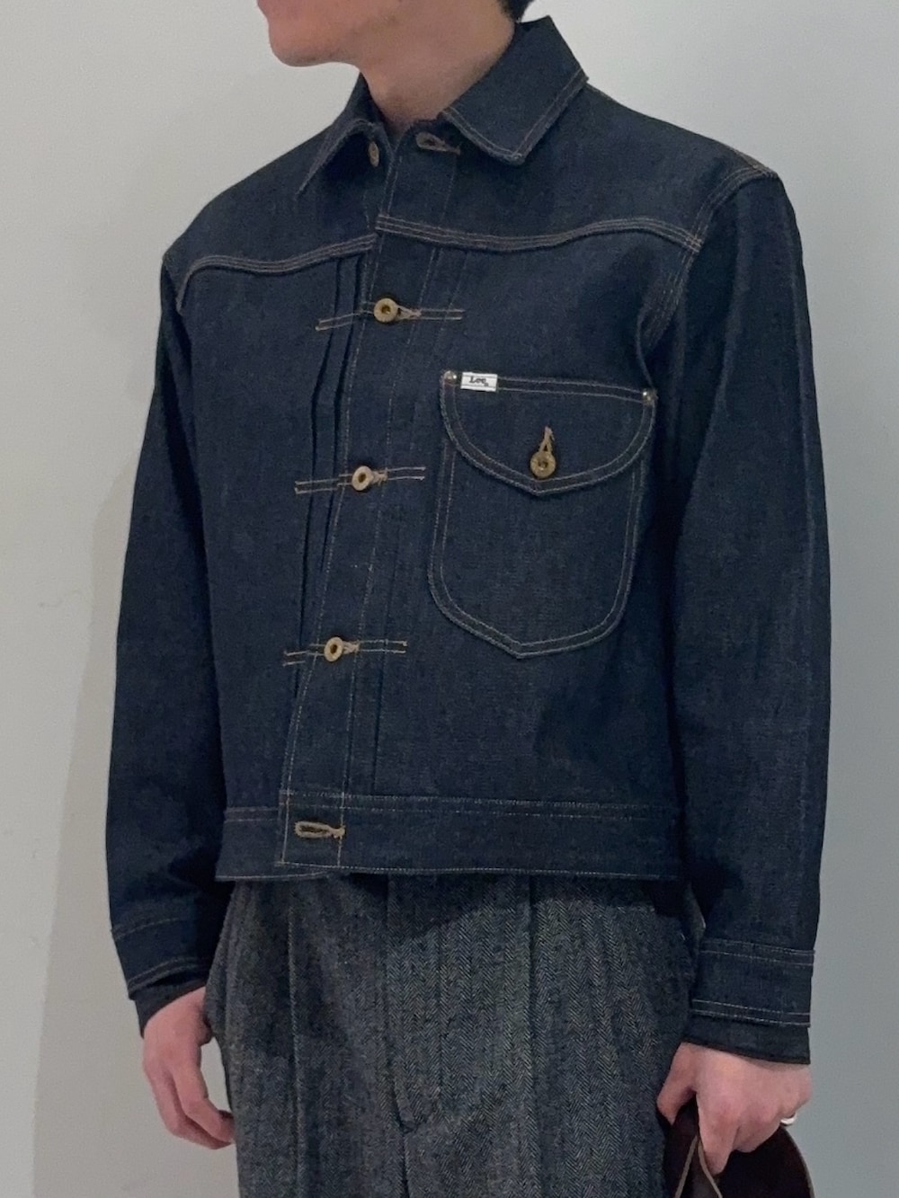 ブルー系のデニムジャケット、ブラック系のシャツ/ブラウス、グレー系のその他パンツを着用したメンズの冬コーディネートの3枚目の写真