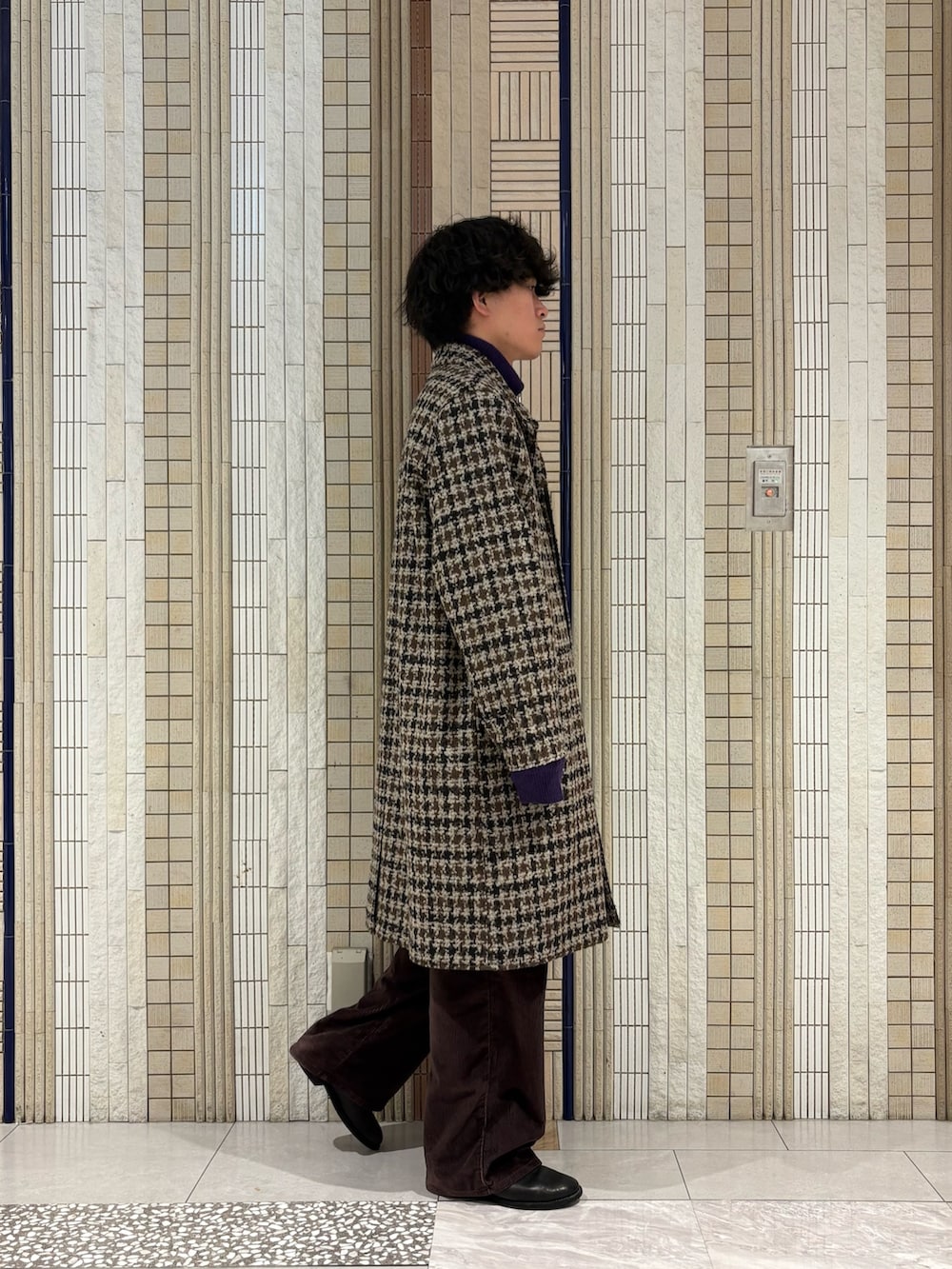 ベージュ系のステンカラーコート、パープル系のテーラードジャケットを着用したメンズの冬コーディネートの6枚目の写真