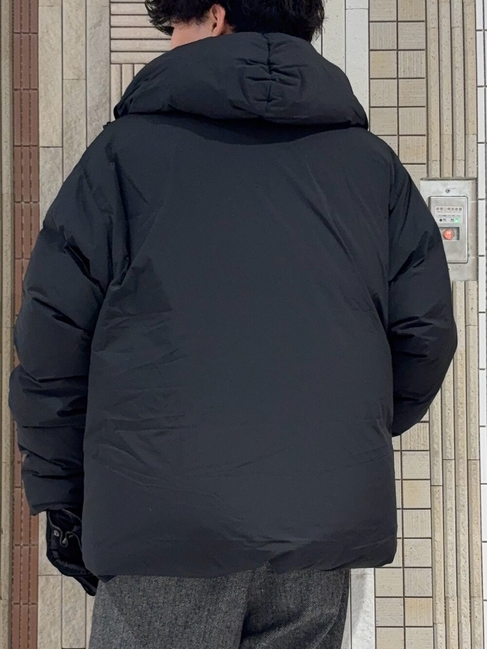 ブラック系のダッフルコート、グレー系のニット/セーター、グレー系のその他パンツを着用したメンズの冬コーディネートの8枚目の写真