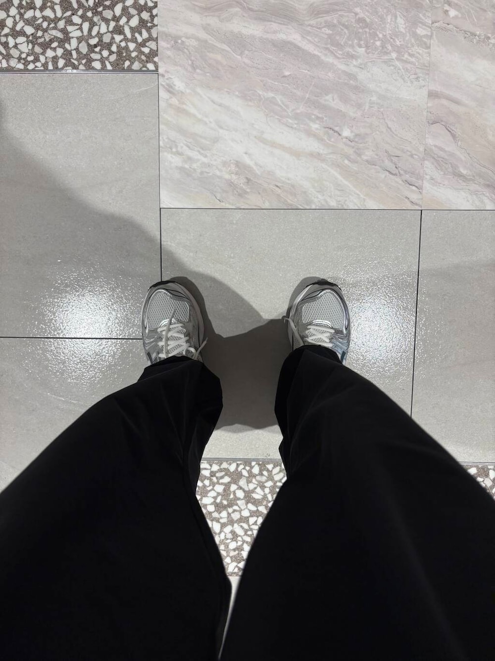 ブルー系のポロシャツ、ブルー系のその他パンツ、ホワイト系のスニーカーを着用したメンズの夏コーディネートの8枚目の写真