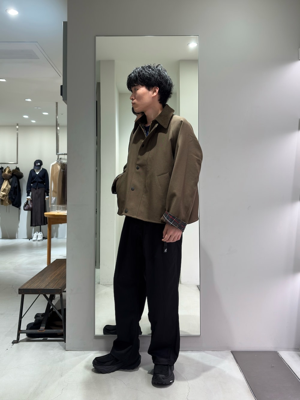 ブラウン系のその他アウター、ブラック系のその他パンツを着用したメンズの秋コーディネートの4枚目の写真