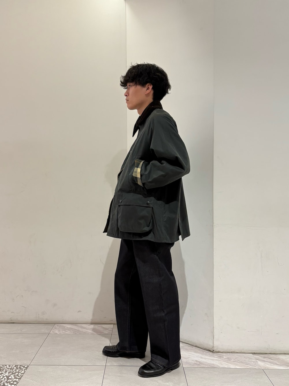 グリーン系のその他アウター、ブルー系のデニムパンツを着用したメンズの冬コーディネートの4枚目の写真