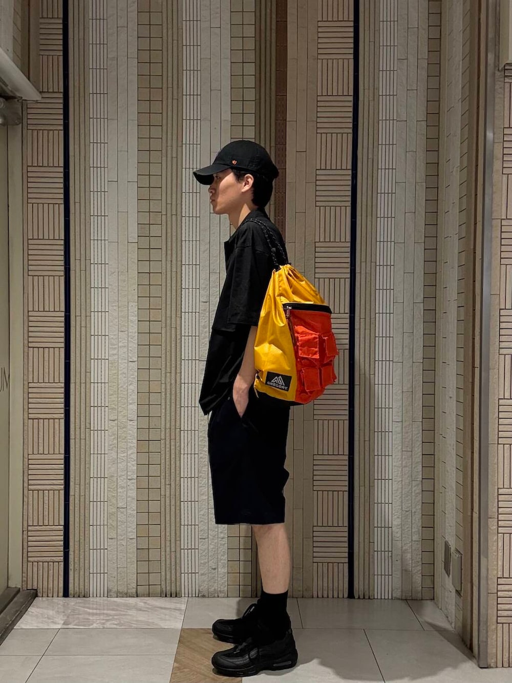 ブルー系のシャツ/ブラウス、ブルー系のその他パンツを着用したメンズの夏コーディネートの2枚目の写真