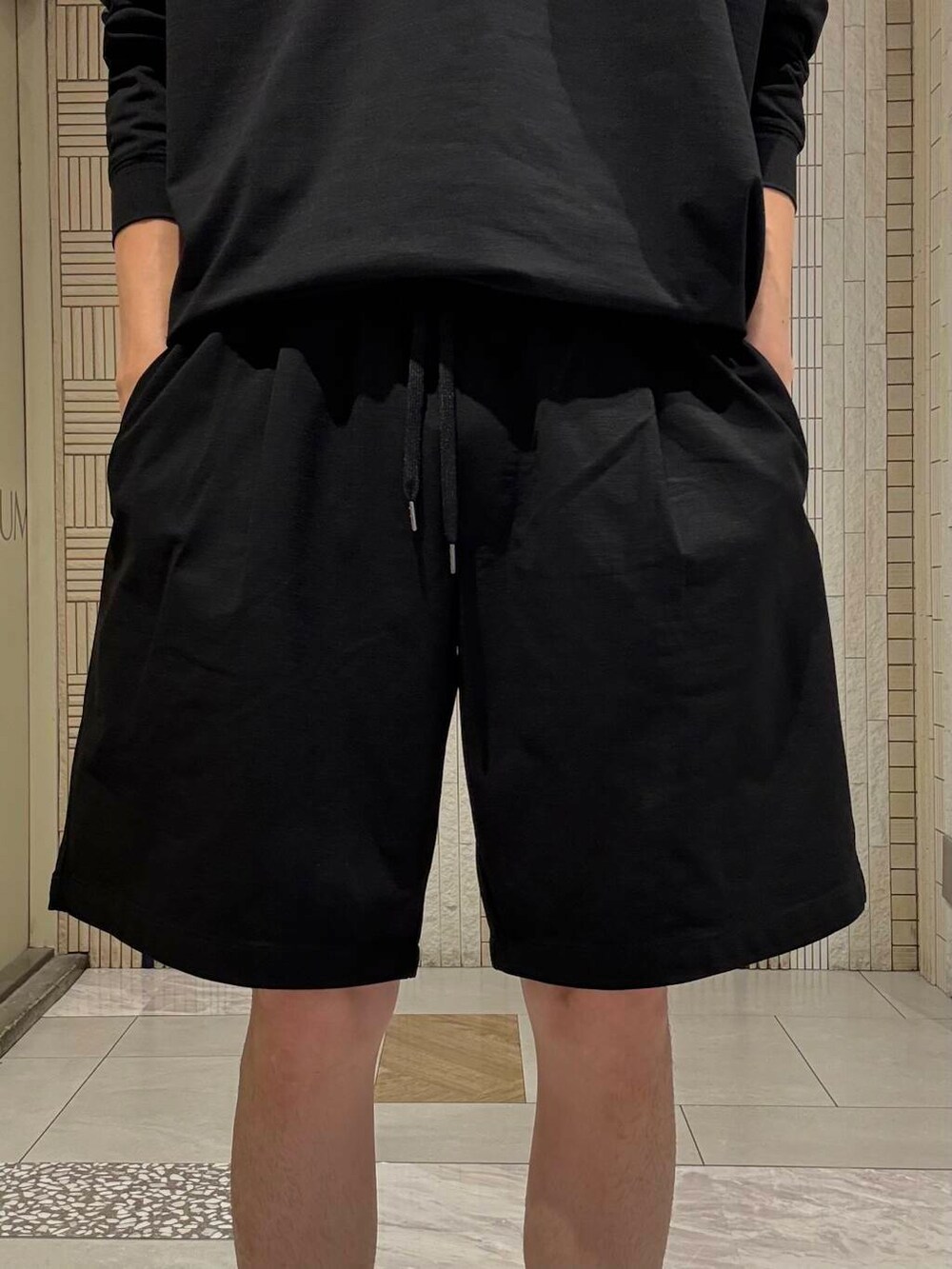 ブルー系のその他パンツ、ブルー系のポロシャツ、ブラウン系のサンダルを着用したメンズの夏コーディネートの5枚目の写真