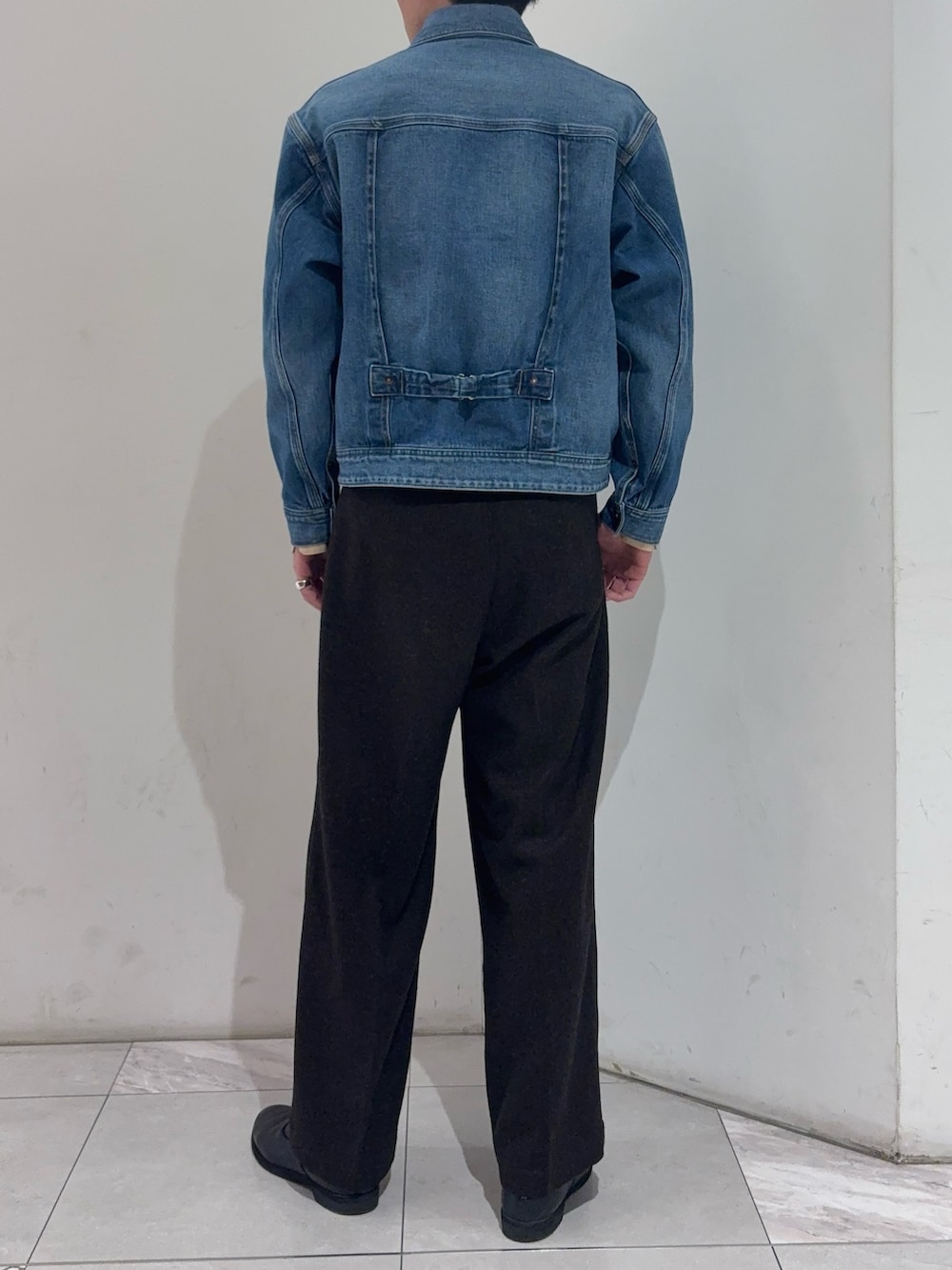 ブルー系のデニムジャケット、その他のシャツ/ブラウス、ブラウン系のその他パンツを着用したメンズの冬コーディネートの6枚目の写真