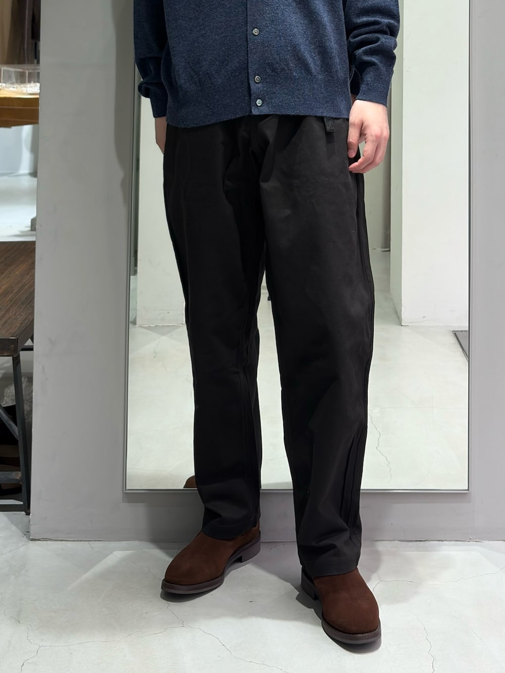 ブルー系のカーディガン/ボレロ、ブラウン系のその他パンツ、ブラウン系のブーツを着用したメンズの秋コーディネートの3枚目の写真