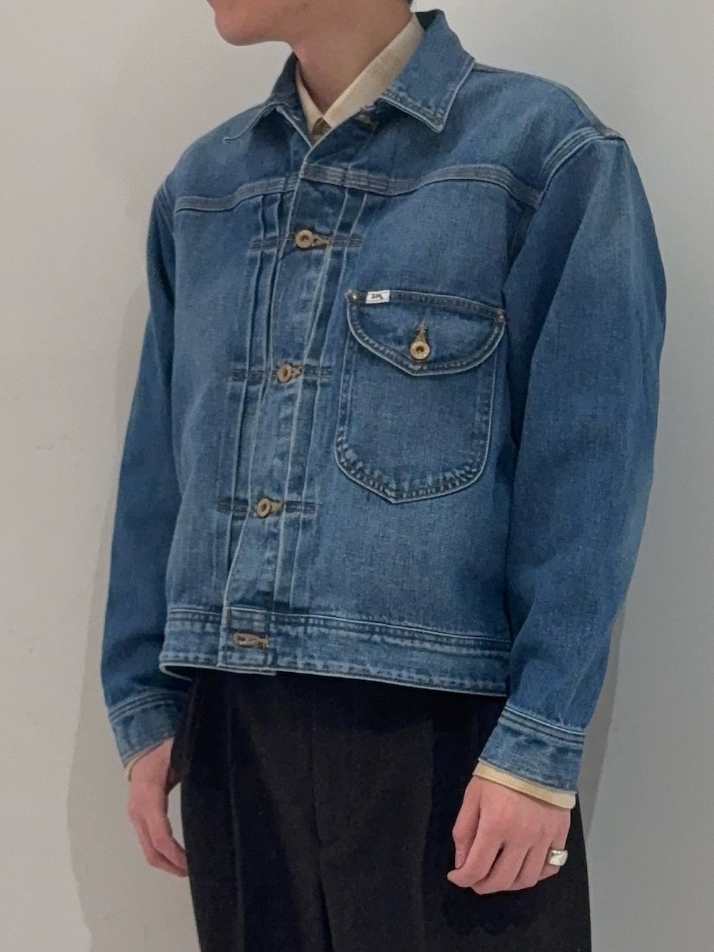 ブルー系のデニムジャケット、その他のシャツ/ブラウス、ブラウン系のその他パンツを着用したメンズの冬コーディネートの3枚目の写真