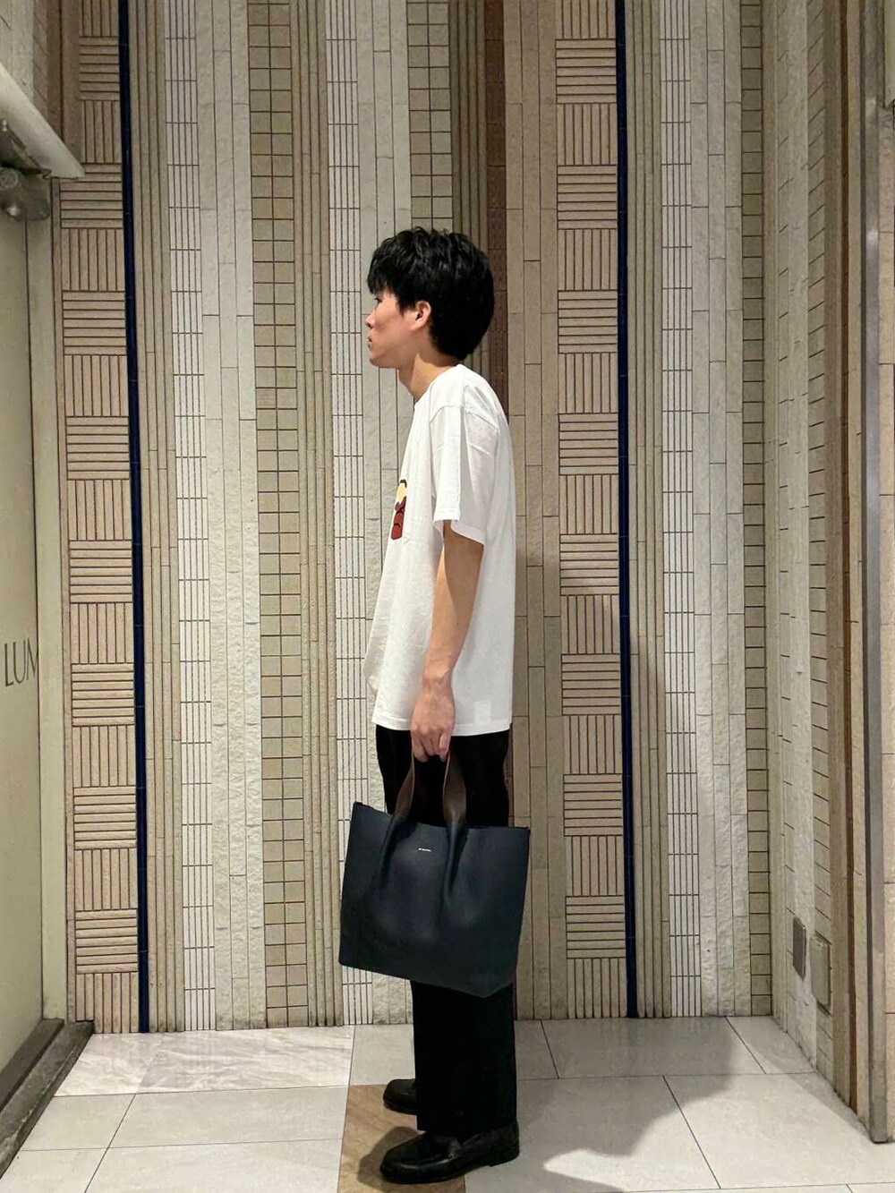 ブラック系のその他パンツ、ホワイト系のTシャツ/カットソーを着用したメンズの夏コーディネートの2枚目の写真