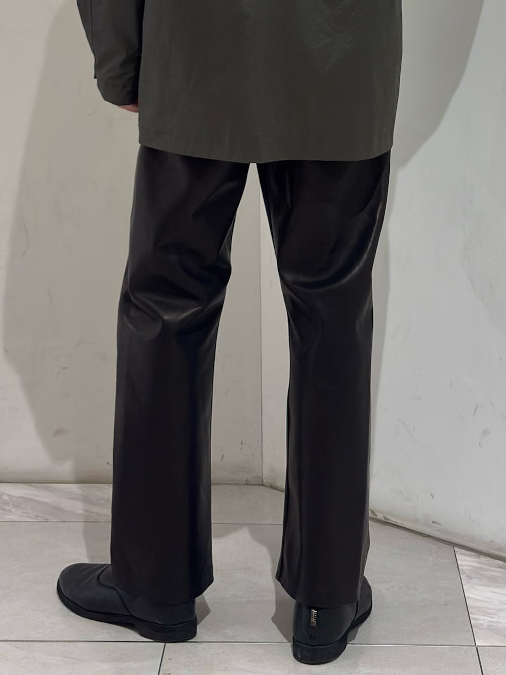 グリーン系のその他アウター、ホワイト系のシャツ/ブラウスを着用したメンズの春コーディネートの7枚目の写真