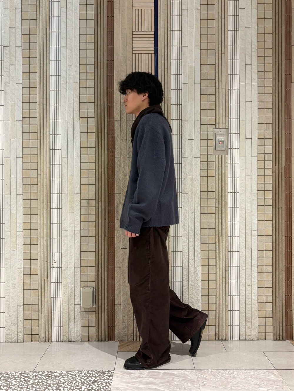 ブルー系のカーディガン/ボレロ、ベージュ系のニット/セーター、ブラウン系のバンダナ/スカーフを着用したメンズの冬コーディネートの6枚目の写真