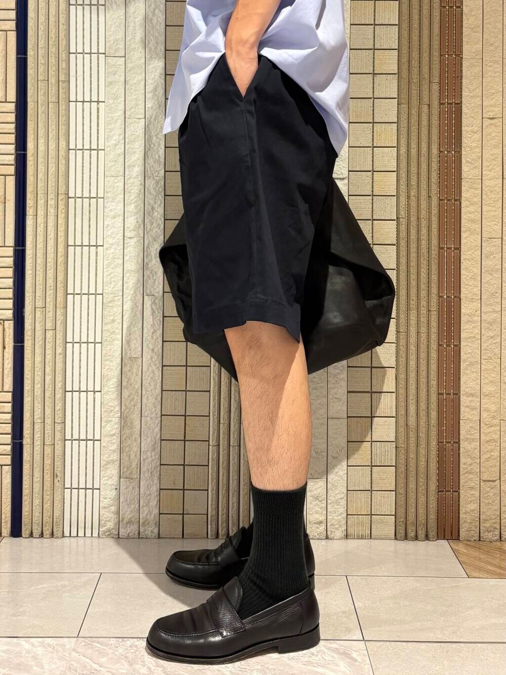 ブルー系のシャツ/ブラウス、ブルー系のその他パンツを着用したメンズの夏コーディネートの6枚目の写真