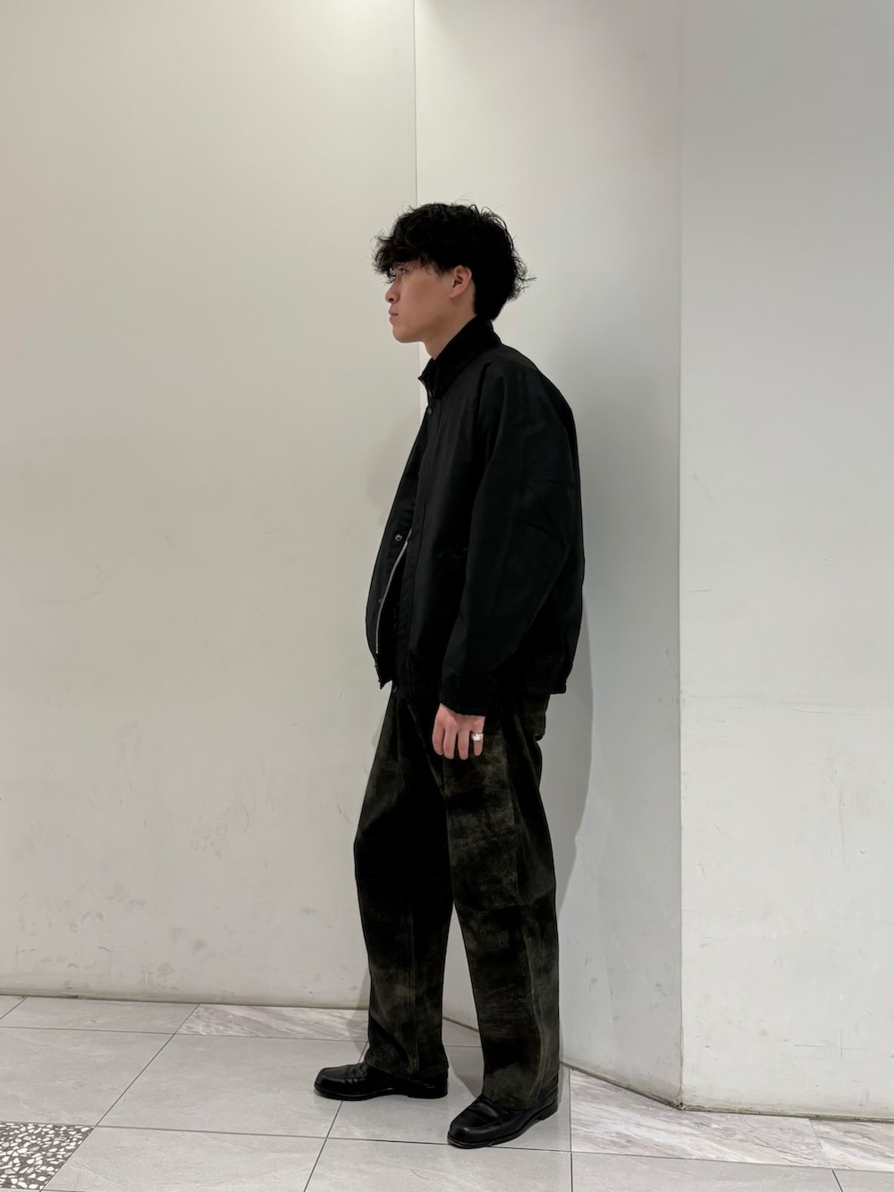 ブラック系のブルゾン、ブラック系のその他パンツを着用したメンズの冬コーディネートの5枚目の写真